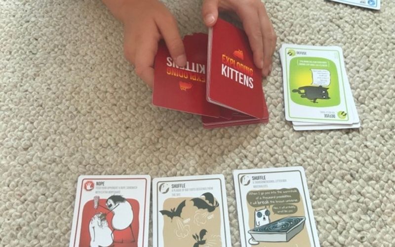 Cách chơi trò chơi Exploding Kittens cơ bản và mở rộng dành cho người mới bắt đầu